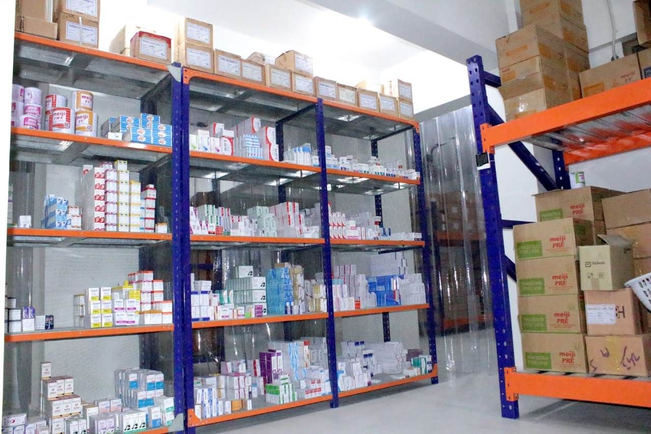 Organised shelving holding individual pharmaceutical packs